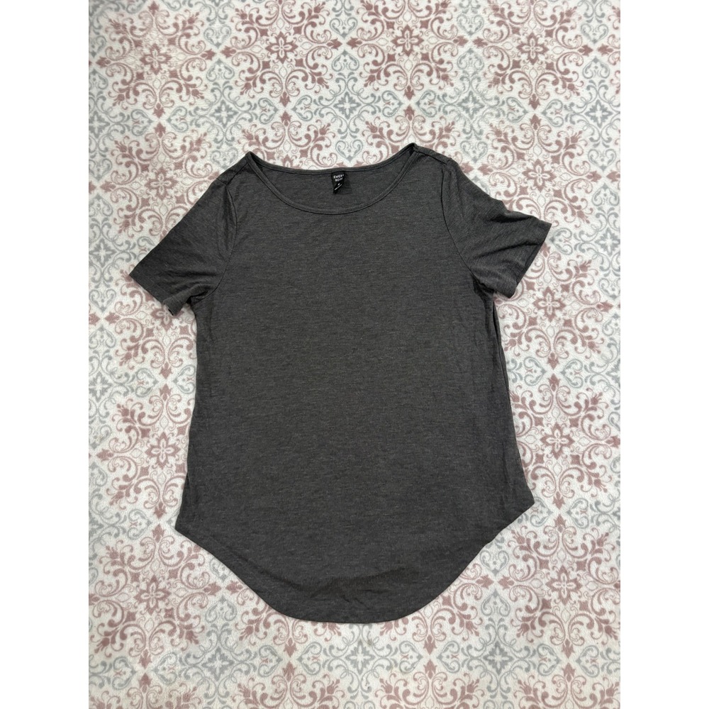 Emery Rose Gray Short Sleeve Scoop Neck Curved Hem T-Shirt Size M
